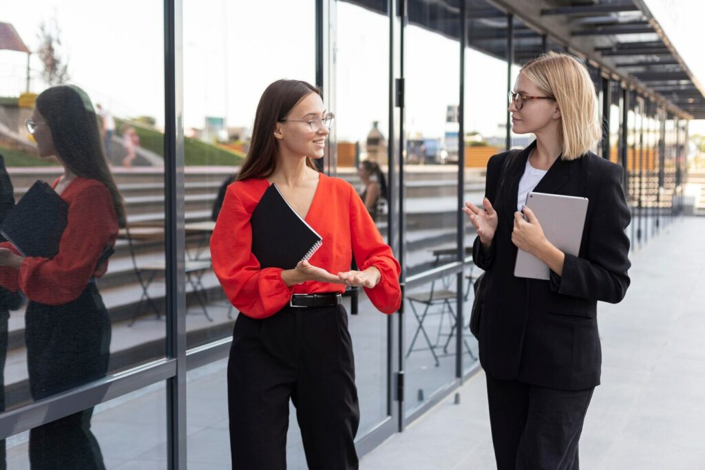 Mujeres hablando, elegante